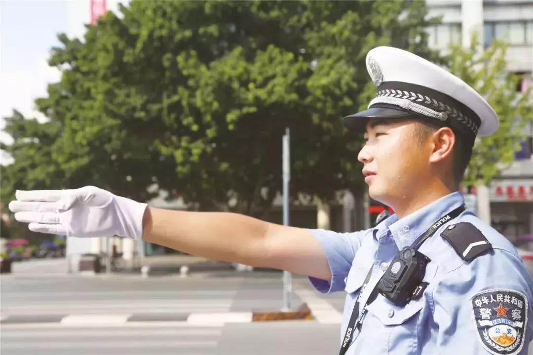 夏日送清凉| 慰问一线交警同志 夏日送清凉| 慰问一线交警同志